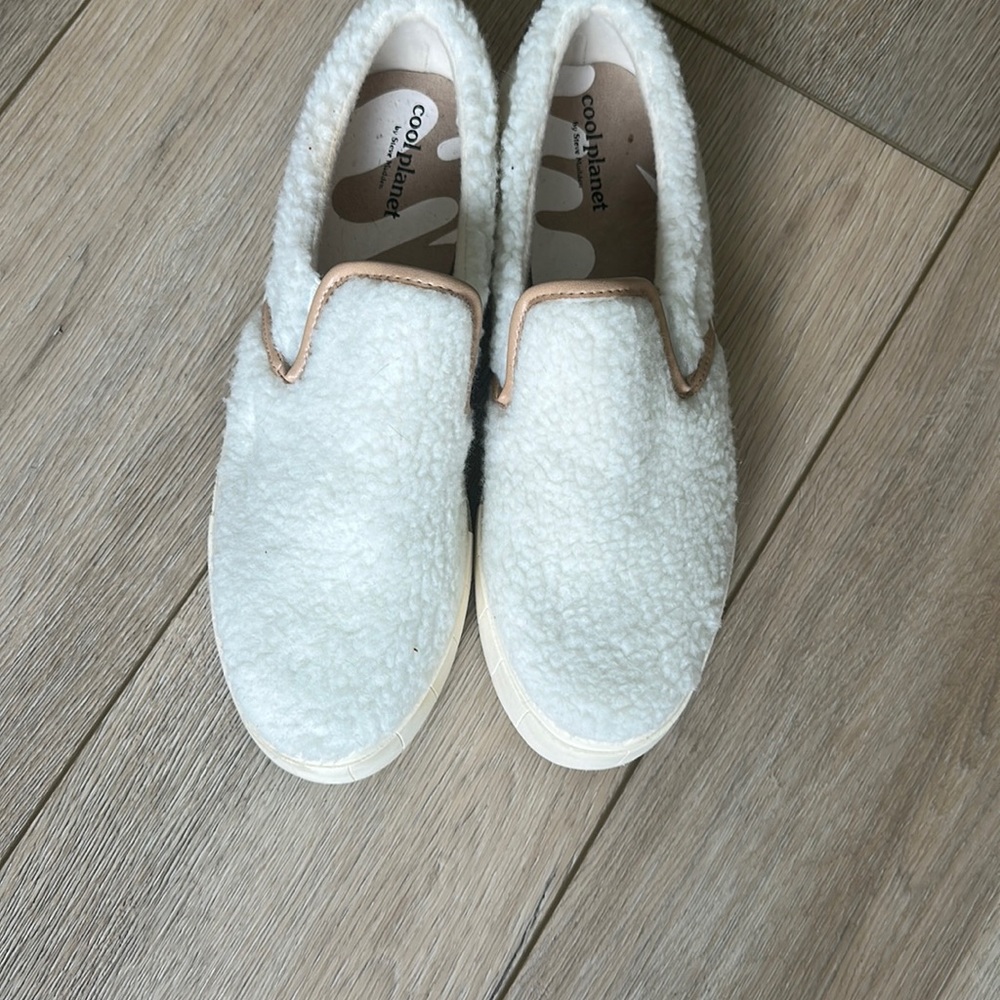 Steve Madden Cool Planet White Sherpa Slip Ons, Size 7.5